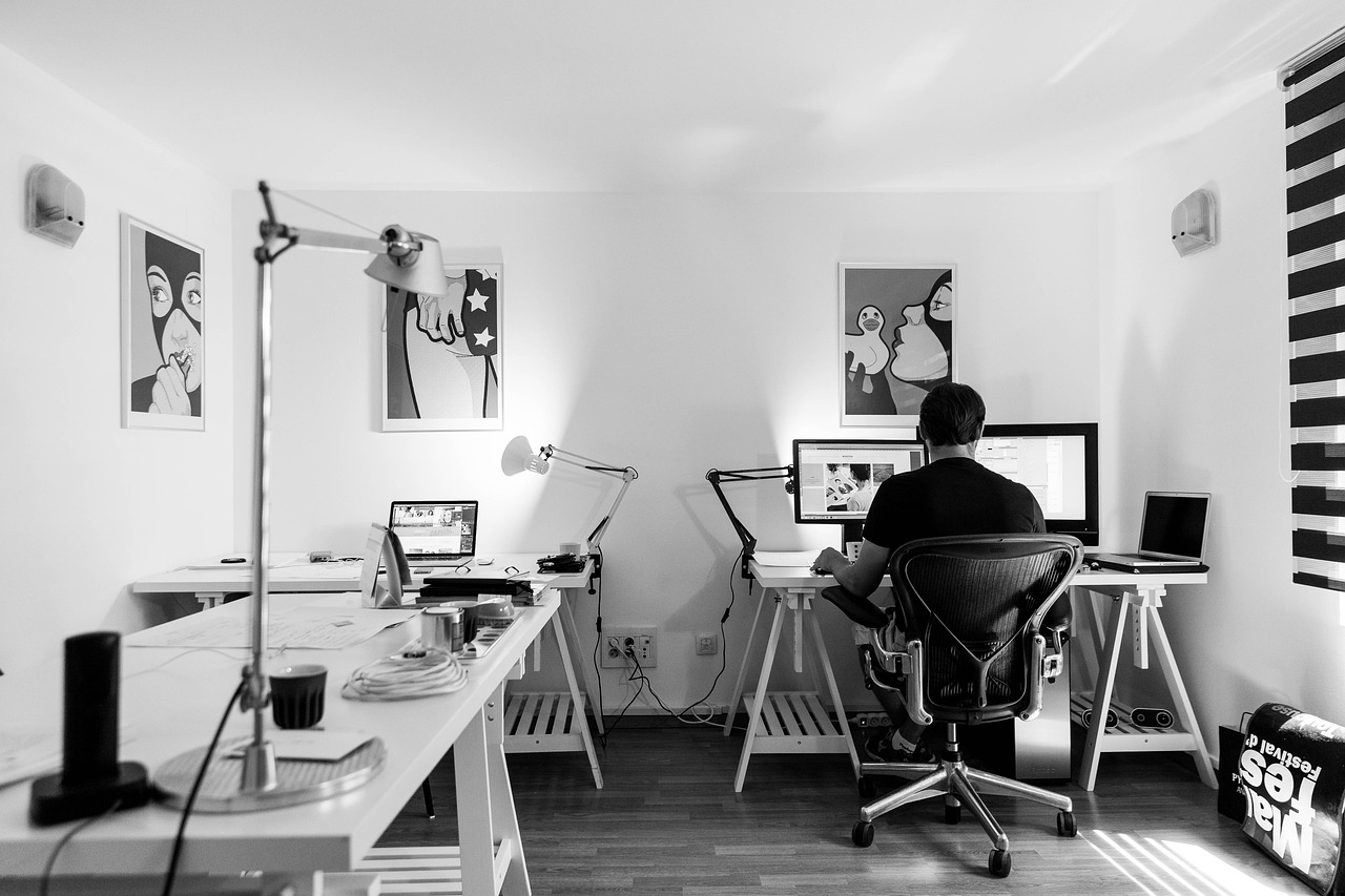 Domowe biuro: jak stworzyć przestrzeń pracy w zaciszu swojego domu