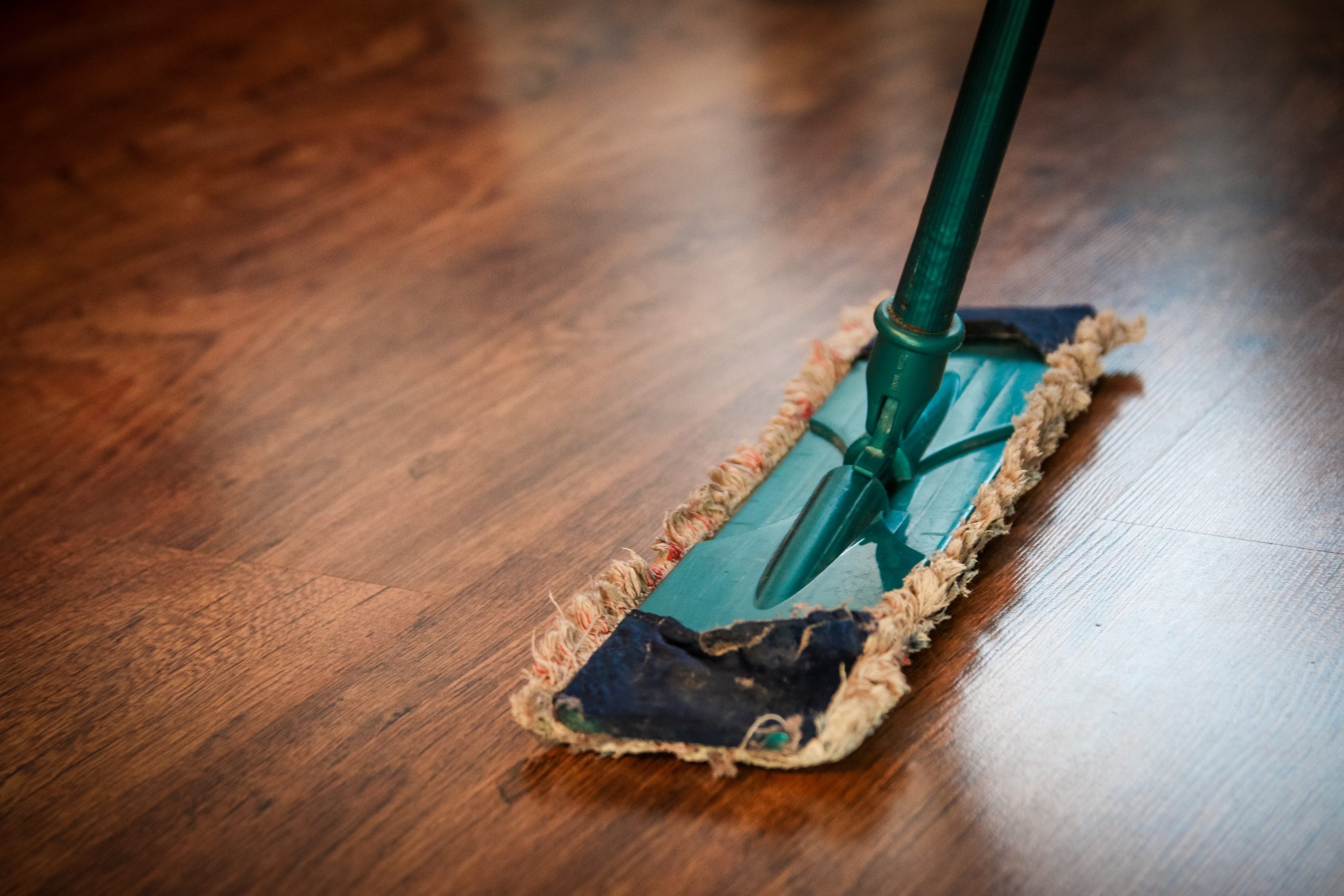 Jak zadbać o drewnianą podłogę – poradnik dla właścicieli domów