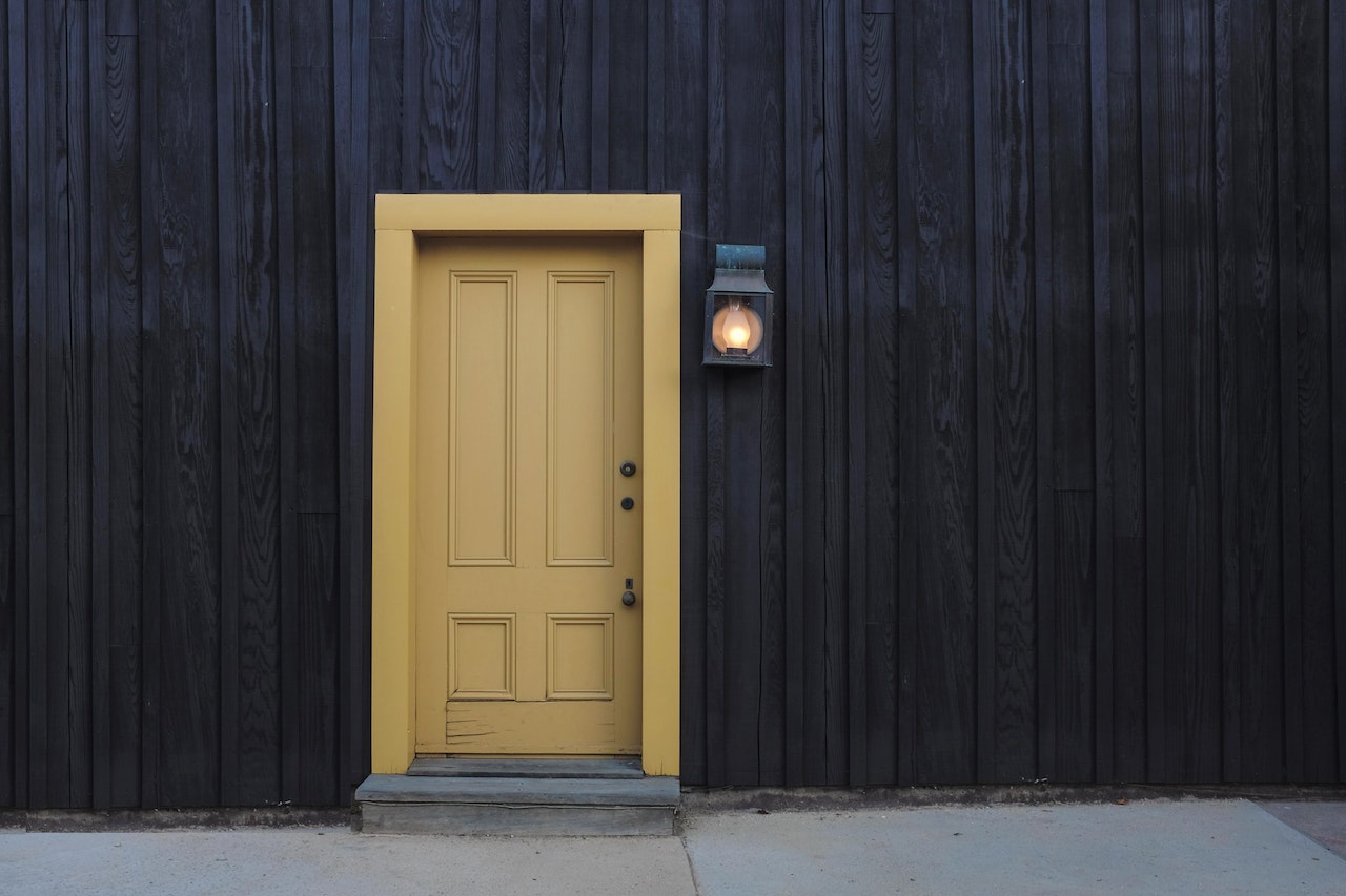 Wybór drzwi wejściowych – funkcjonalność i styl
