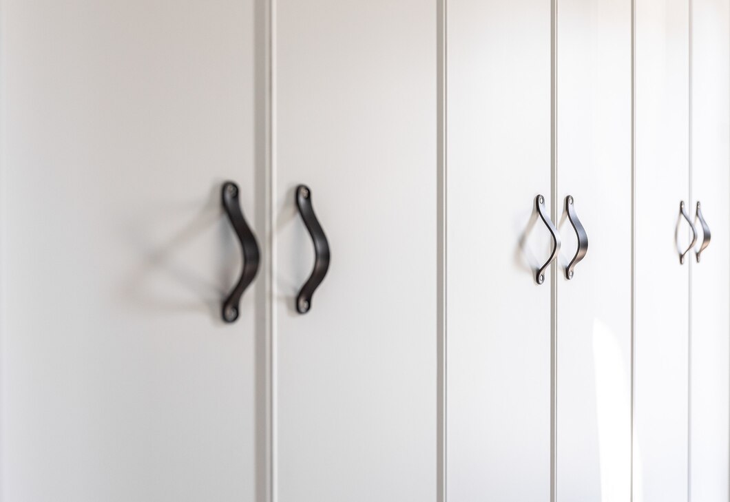 Poradnik: Jak wybrać idealne drzwi do szafy w zależności od przestrzeni i stylu wnętrza